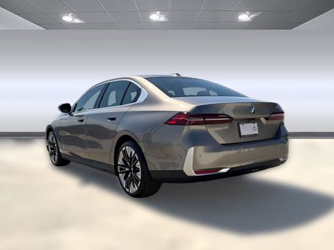 Used 2026 BMW 530i w/ Premium Package RWD image 3