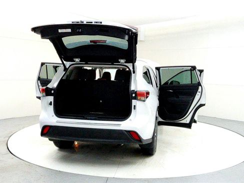 Certified 2022 Toyota Highlander XLE image 11