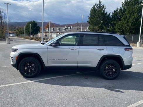 New 2025 Jeep Grand Cherokee Altitude AWD/4WD image 4
