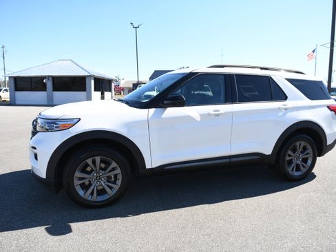 Used 2023 Ford Explorer XLT w/ Equipment Group 202A image 10