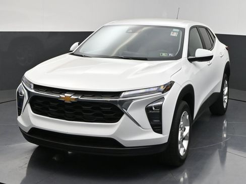 Used 2024 Chevrolet Trax LS w/ LS Convenience Package FWD image 3