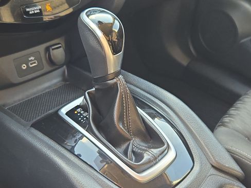 Used 2020 Nissan Rogue SV FWD image 25