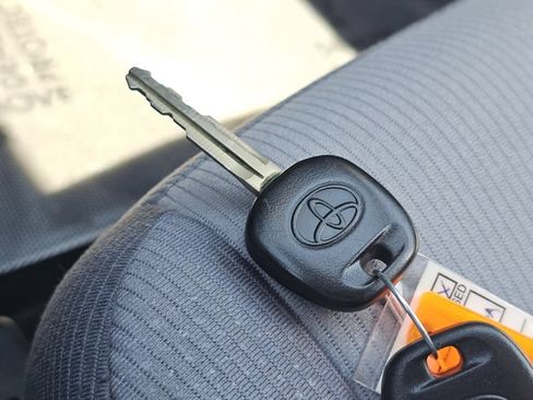 Used 2017 Toyota Corolla L w/ Carpet Mat Package (TMS) FWD image 32