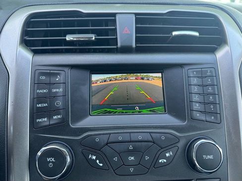 Used 2017 Ford Fusion SE FWD image 12