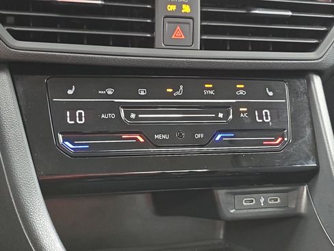 Certified 2025 Volkswagen Jetta SE FWD image 23