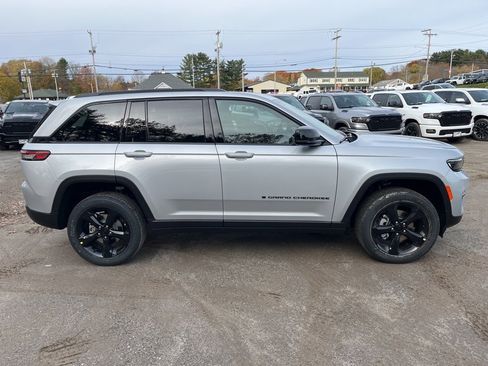 New 2025 Jeep Grand Cherokee Altitude image 8