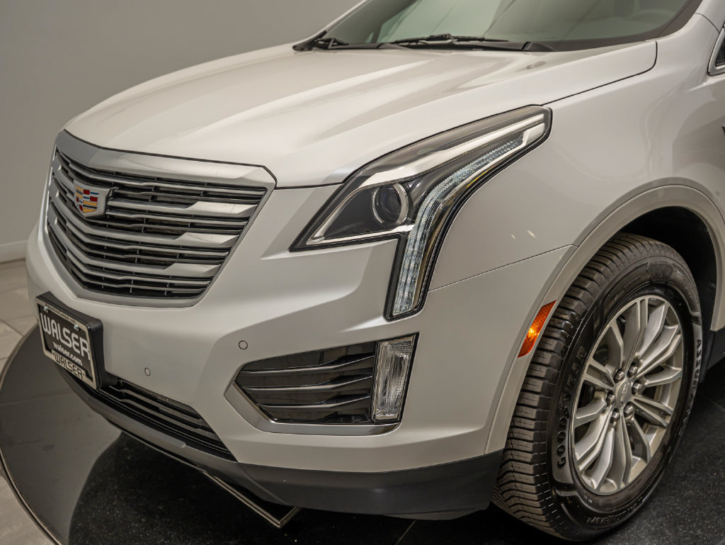 Used 2017 Cadillac XT5 Luxury w/ Driver Awareness Package FWD image 3