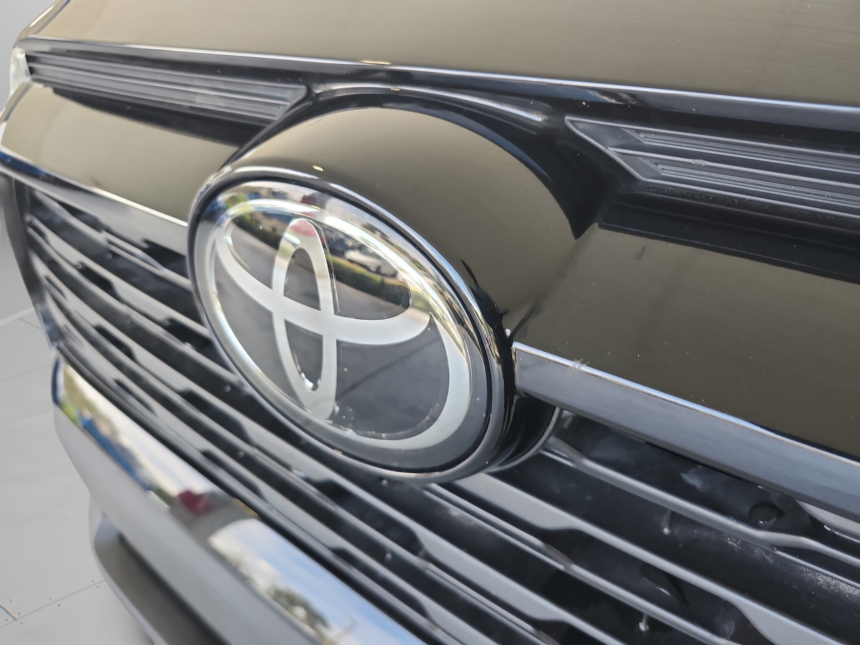 Used 2025 Toyota RAV4 LE FWD image 27