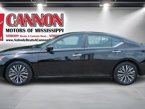 Used 2024 Nissan Altima 2.5 SV FWD image 8