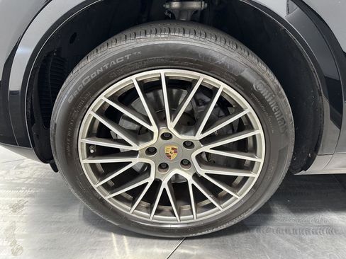 Used 2022 Porsche Cayenne Platinum Edition image 11