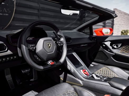 Used 2023 Lamborghini Huracan EVO RWD image 2