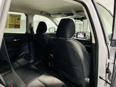 Used 2024 Nissan Rogue SV image 30