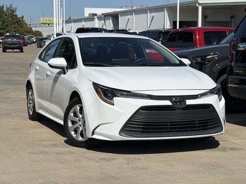Used 2024 Toyota Corolla LE FWD image 2