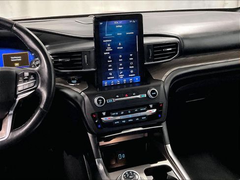 Used 2020 Ford Explorer Platinum w/ Premium Technology Package image 18