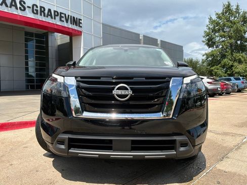 Used 2025 Nissan Pathfinder SV FWD image 3