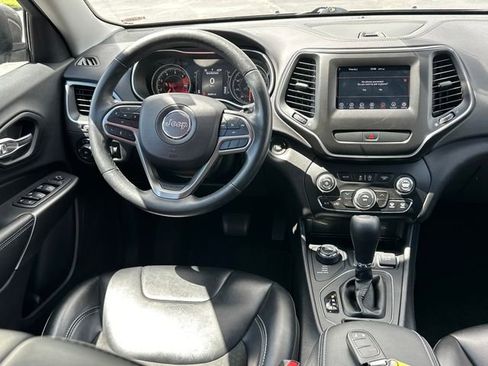 Used 2019 Jeep Cherokee Latitude Plus AWD/4WD image 17