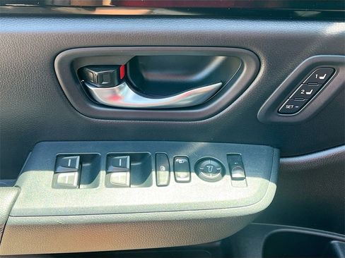 Used 2024 Honda Pilot Touring image 18