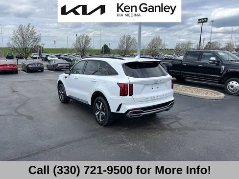 Certified 2022 Kia Sorento S w/ Panoramic Sunroof Package image 15