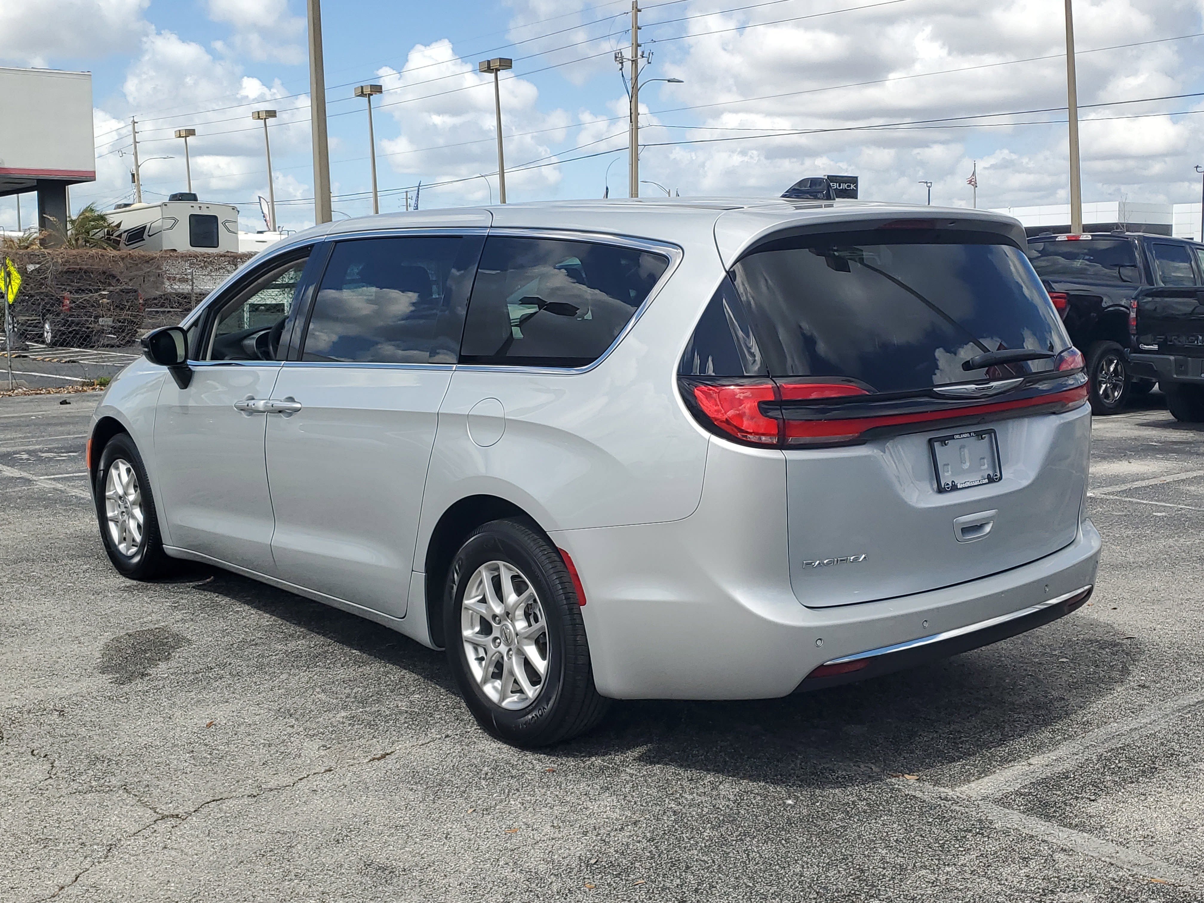 Used 2024 Chrysler Pacifica Touring-L FWD image 7