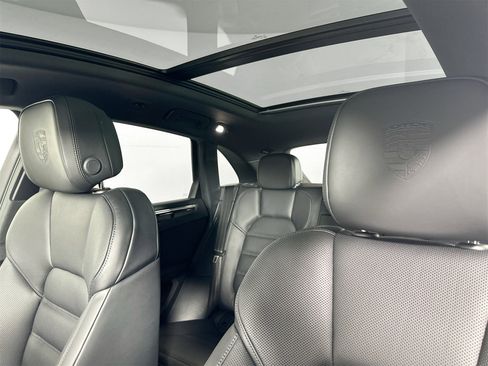 Certified 2025 Porsche Macan image 5