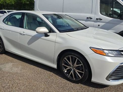 Used 2022 Toyota Camry XLE image 1