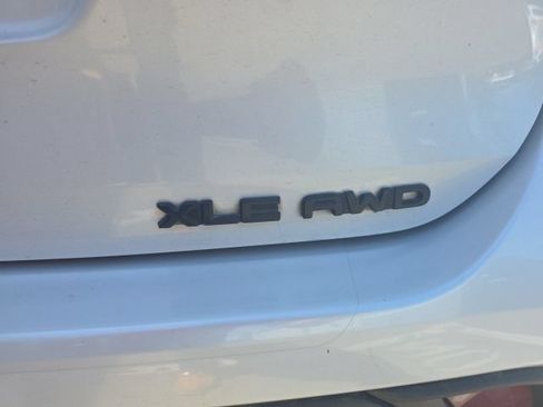 Used 2022 Toyota Highlander XLE AWD/4WD image 10
