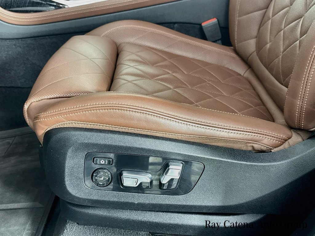 Used 2024 BMW X7 xDrive40i w/ M Sport Package AWD/4WD image 19
