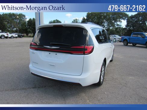 Used 2022 Chrysler Pacifica Touring-L image 12