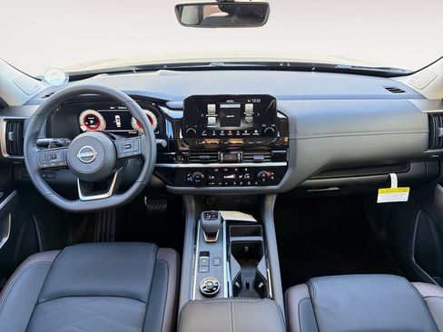 New 2025 Nissan Pathfinder Platinum w/ Black Appearance Package image 10