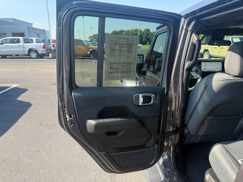 Used 2025 Jeep Wrangler Unlimited Sahara AWD/4WD image 36