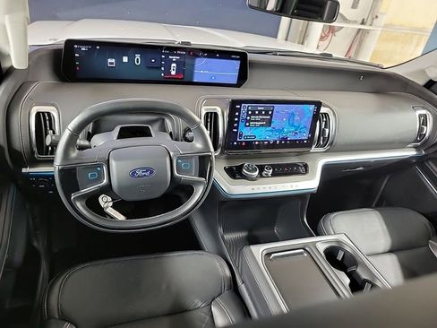 Used 2025 Ford Expedition Platinum image 9