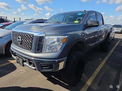 Used 2017 Nissan Titan SV image 3