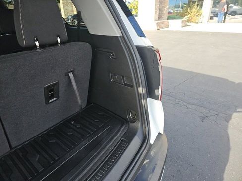 Used 2023 GMC Acadia SLE w/ Driver Convenience Package image 14