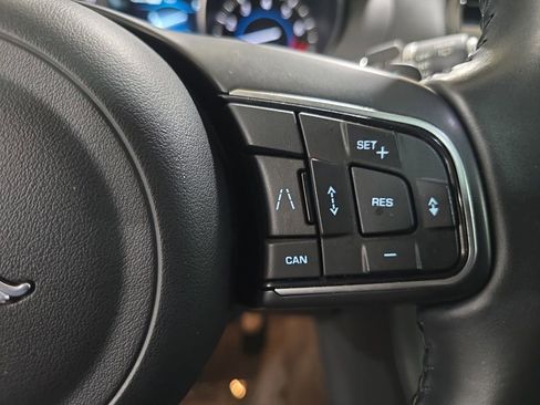 Used 2020 Jaguar F-PACE Premium image 21