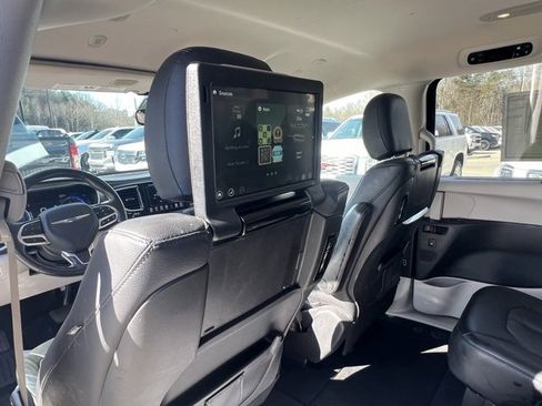 Used 2020 Chrysler Pacifica Touring-L Plus w/ Advanced Safetytec Group image 23
