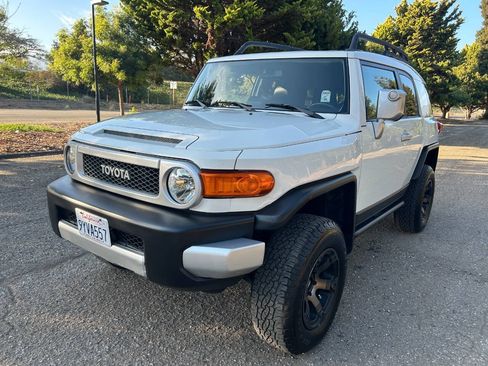 Used 2012 Toyota FJ Cruiser 4WD w/ Upgrade Pkg image 2