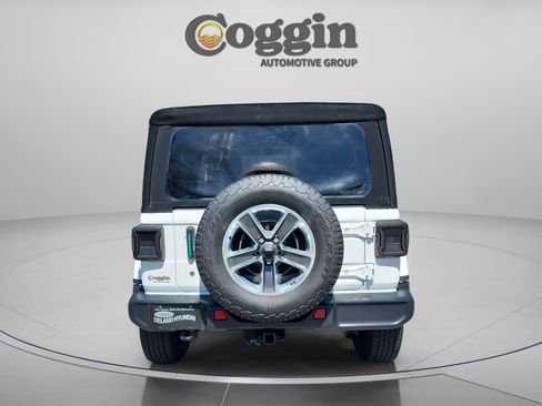 Used 2018 Jeep Wrangler Unlimited Sahara AWD/4WD image 4