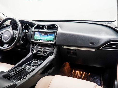 Used 2020 Jaguar F-PACE Premium image 18