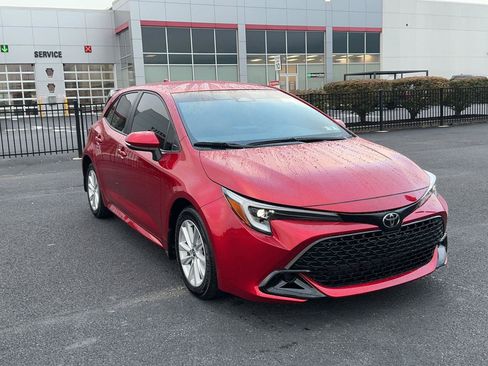Used 2025 Toyota Corolla SE w/ SE Package FWD image 3