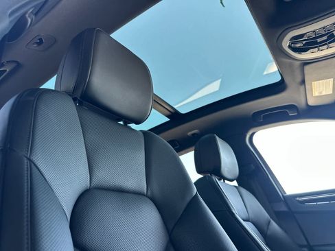 Certified 2025 Porsche Macan AWD/4WD image 18