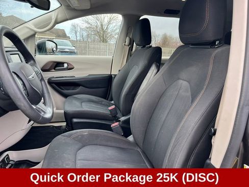 Used 2017 Chrysler Pacifica Touring image 2