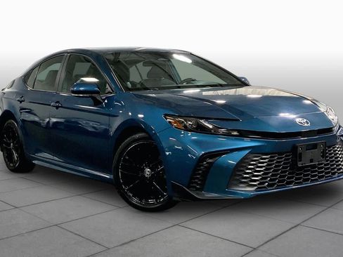Used 2025 Toyota Camry SE FWD image 3