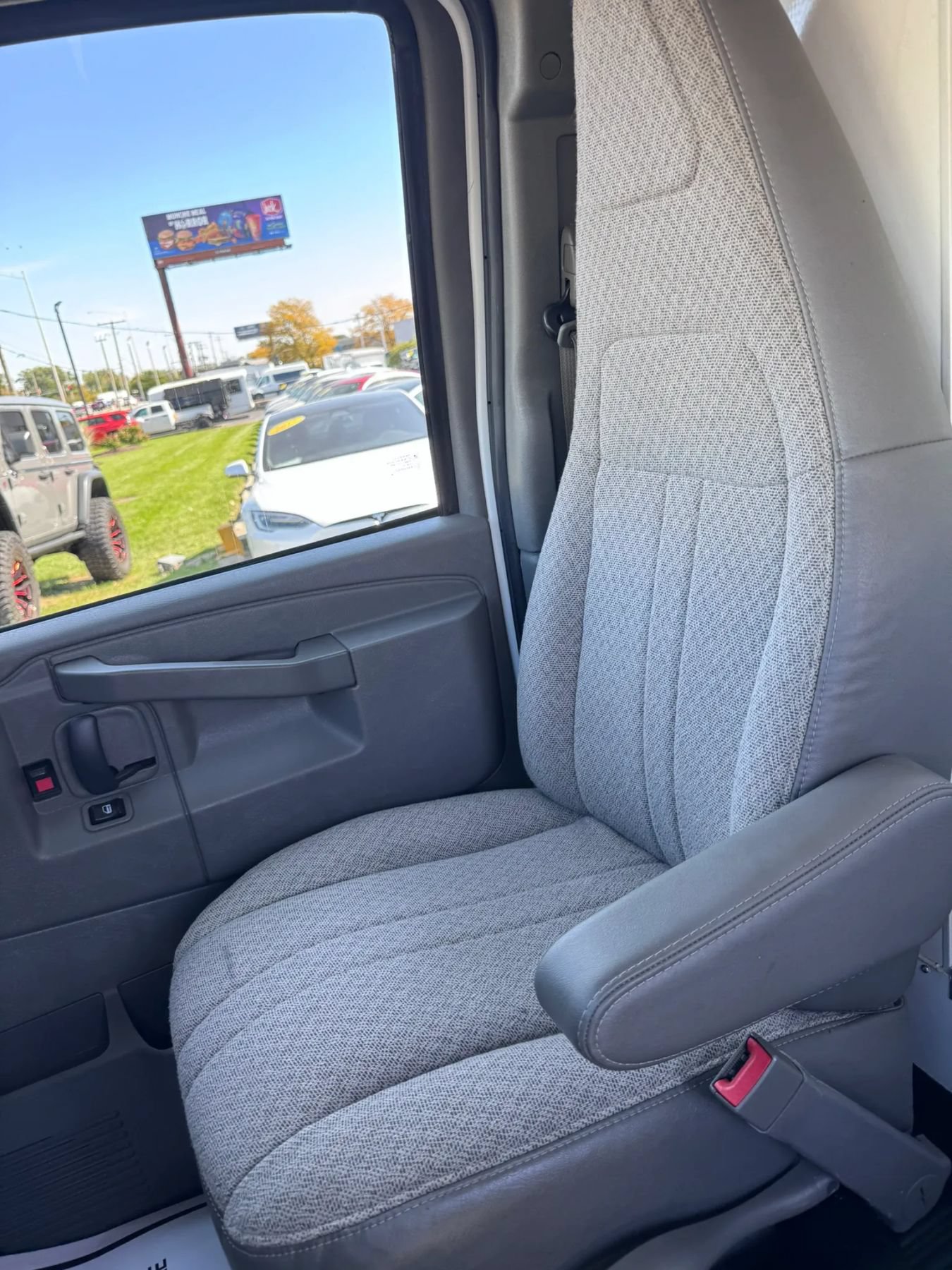 Used 2018 Chevrolet Express 3500 w/ Power Convenience Package RWD image 12