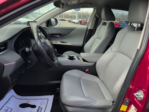Used 2022 Toyota Venza XLE image 13