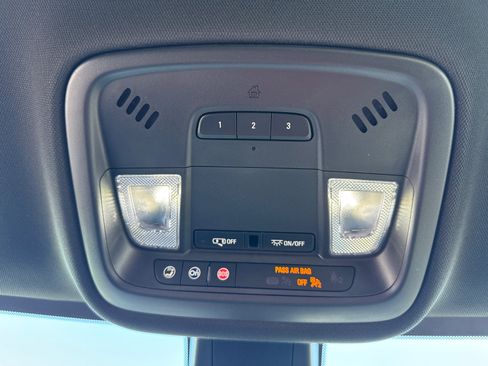 Used 2023 Chevrolet Traverse LT image 11