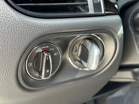 Certified 2025 Porsche Macan Turbo image 17