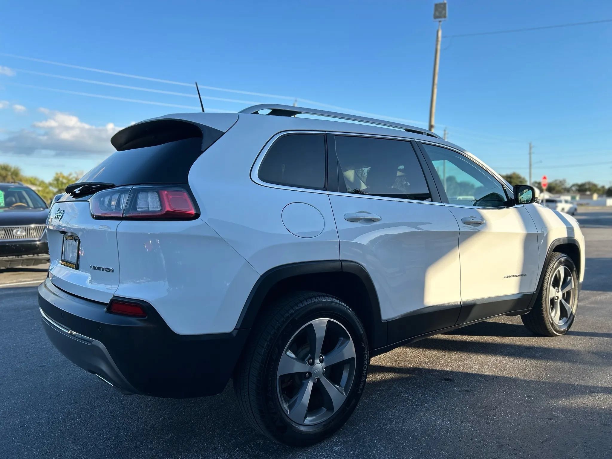 Used 2019 Jeep Cherokee Limited AWD/4WD image 2