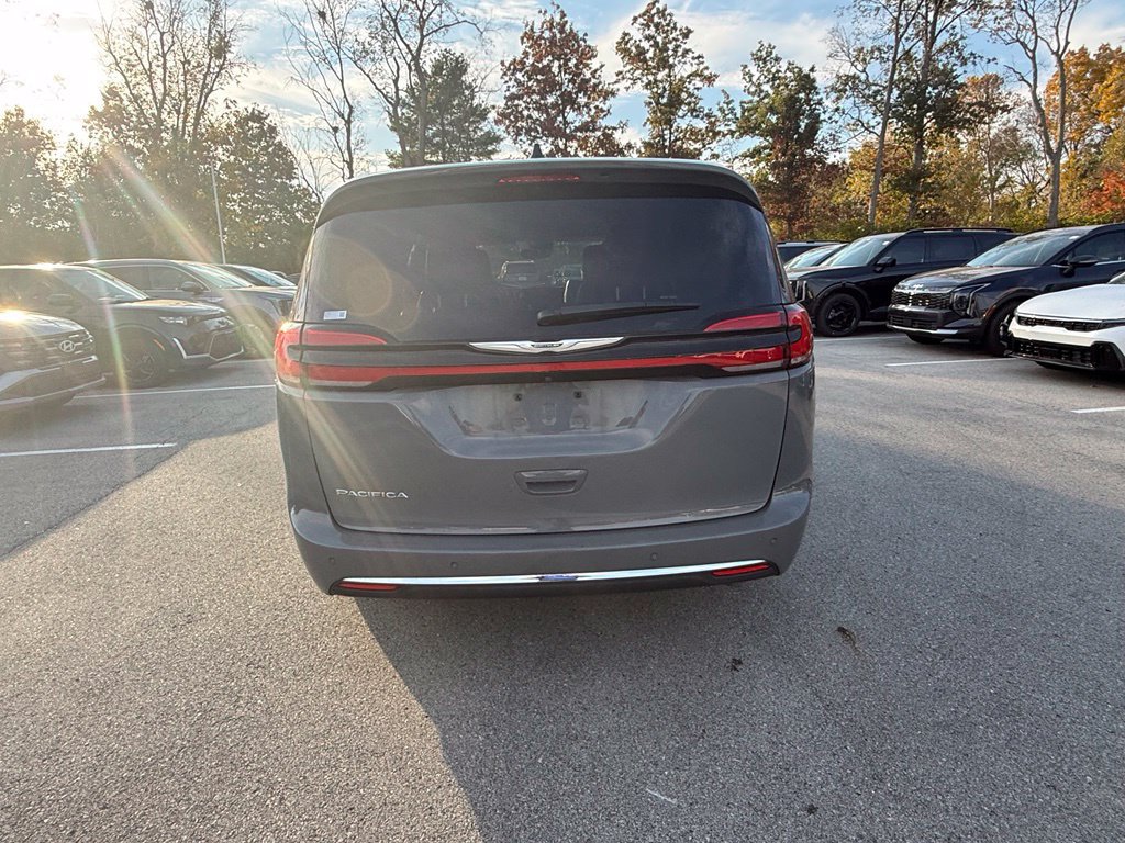 Used 2023 Chrysler Pacifica Touring-L FWD image 5