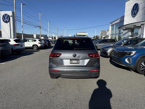 Used 2022 Volkswagen Tiguan SE w/ Panoramic Sunroof Package AWD/4WD image 4