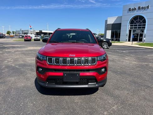 Used 2025 Jeep Compass Latitude w/ Sun & Sound Group AWD/4WD image 2